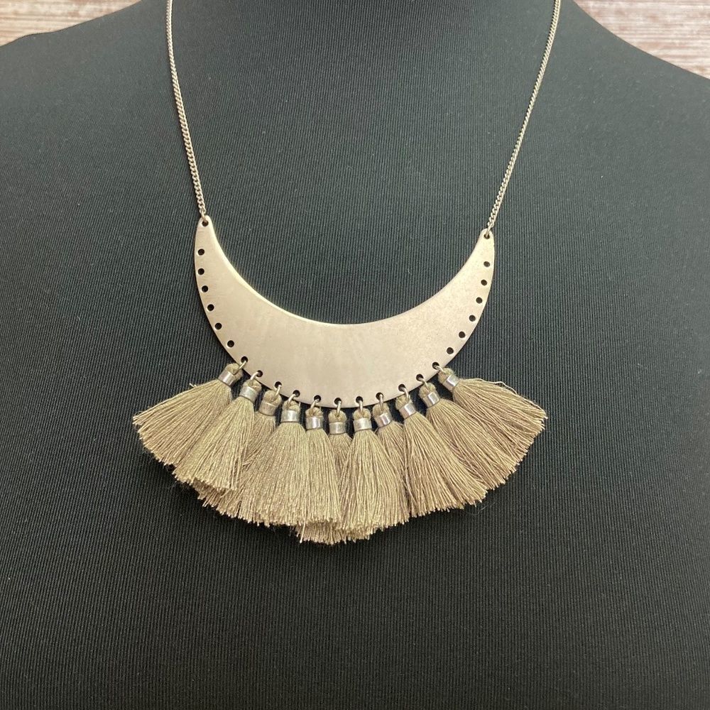 Silver Fringe Statement Necklace.‎